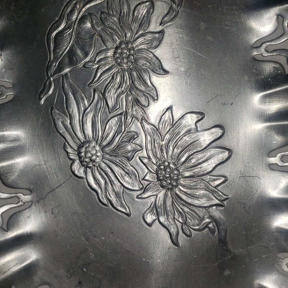 Vintage Hammered Aluminum Oval Rose Flower Design Bread Tray Dish - Picture 3 of 10
